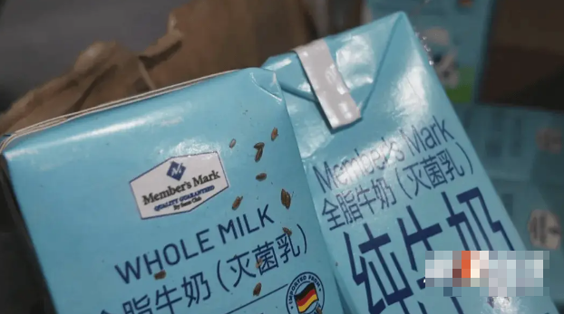 姚先生在前海山姆會員店買了一箱牛奶，回家打開以後，發現裏面有泡過水的痕迹，牛奶盒表面竟然附有很多黑色蟲卵。(網上圖片)