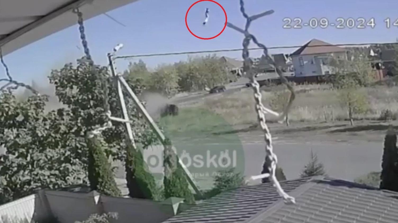 撞車後，男子像炮彈人般飛越半空。(互聯網)