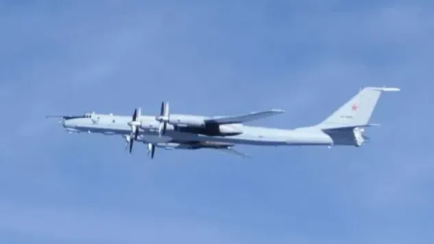 日本防衛省公布，12日有兩架俄羅斯軍用TU142巡邏機繞行日本列島。（圖／日本防衛省）