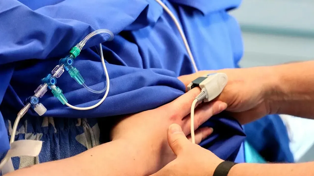 大學生BBQ後1周「四肢無力、吞嚥困難」　竟是罕病發「換血5次」才逃離鬼門關