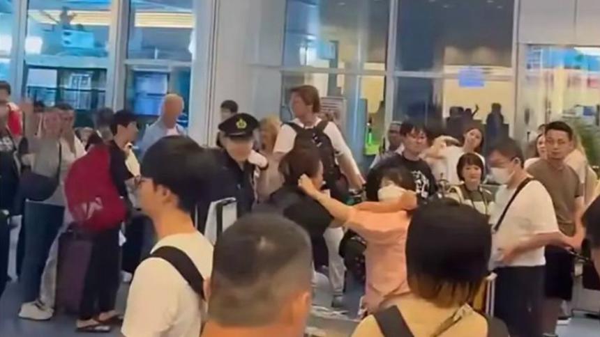 片段可見，兩名中國婦人在東京羽田機場大打出手，互扯耳朵。(互聯網)