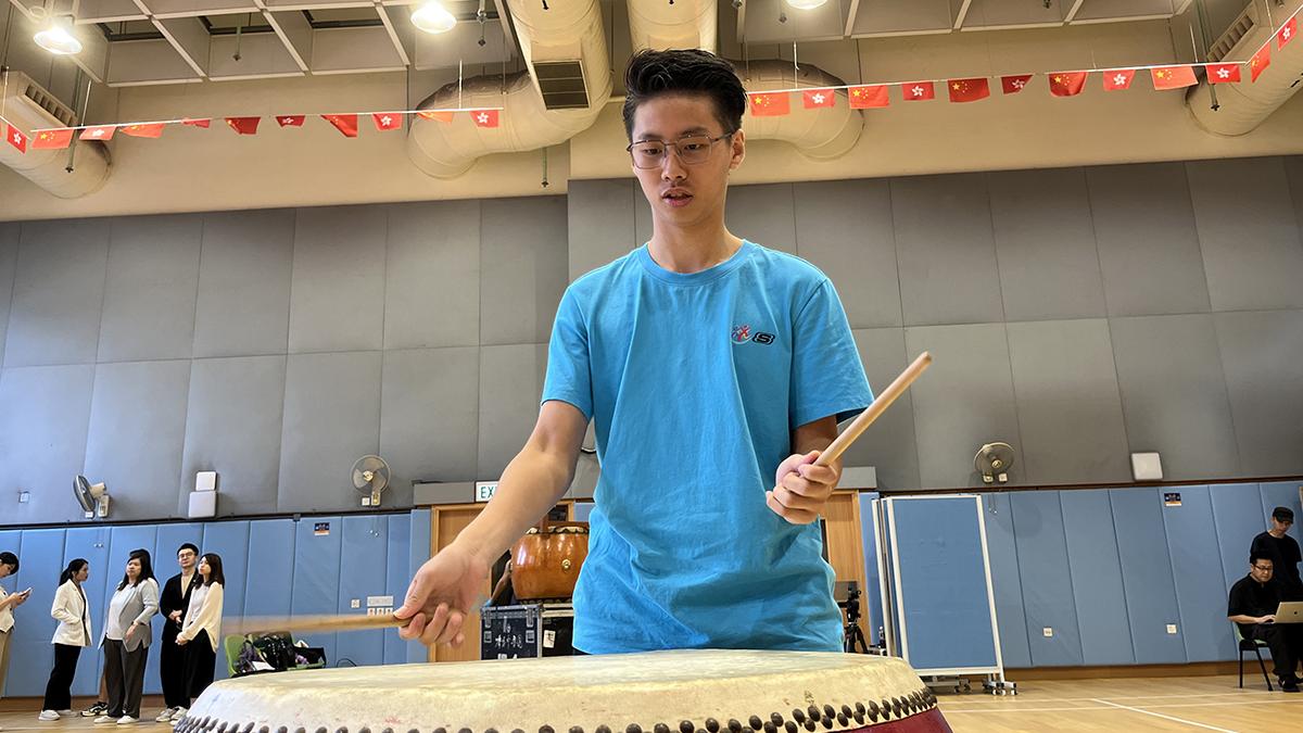 陳浚謙上月初接觸二十四式鼓令和英歌舞後，頓時對鼓樂萌生興趣。(陳詠琳攝)