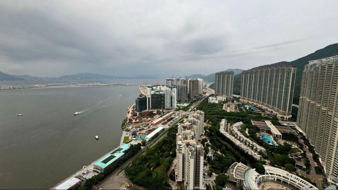 最新沽出的東涌海堤灣畔極高層套三房單位，享有超開揚機場海景。(代理提供)