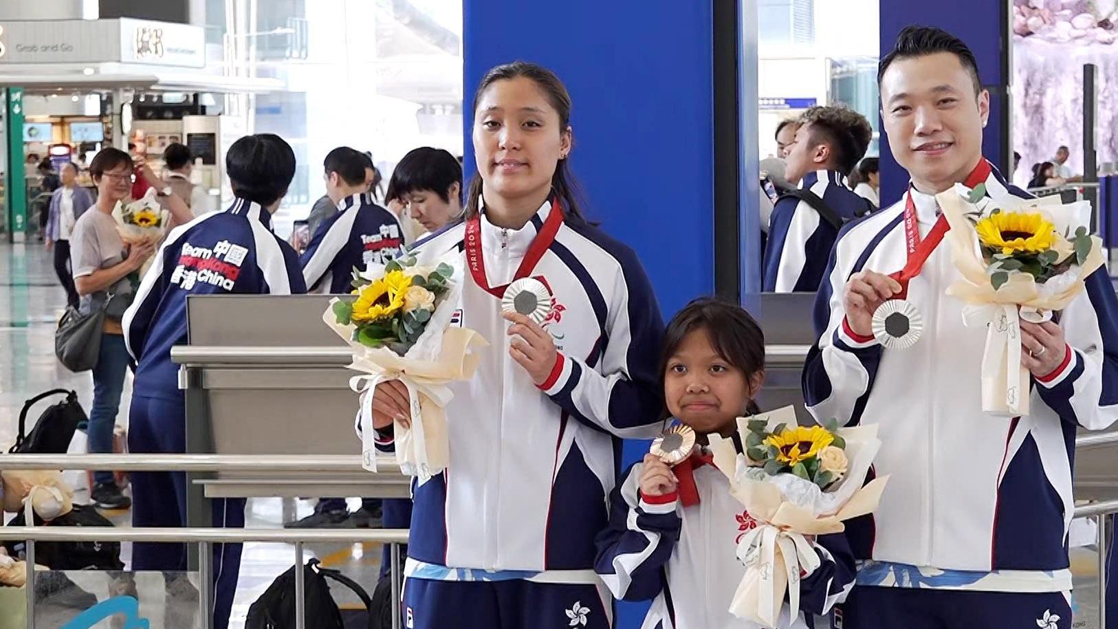 巴黎殘奧｜陳浩源（右）期望市民關注未獲得獎牌的運動員。吳卓恩（中）特別多謝家人的付出，一直陪伴自己踏上奧運舞台。陳睿琳（左）認為獎牌不單屬於一個人，而是所有身邊幫助自己的人。（港台圖片）