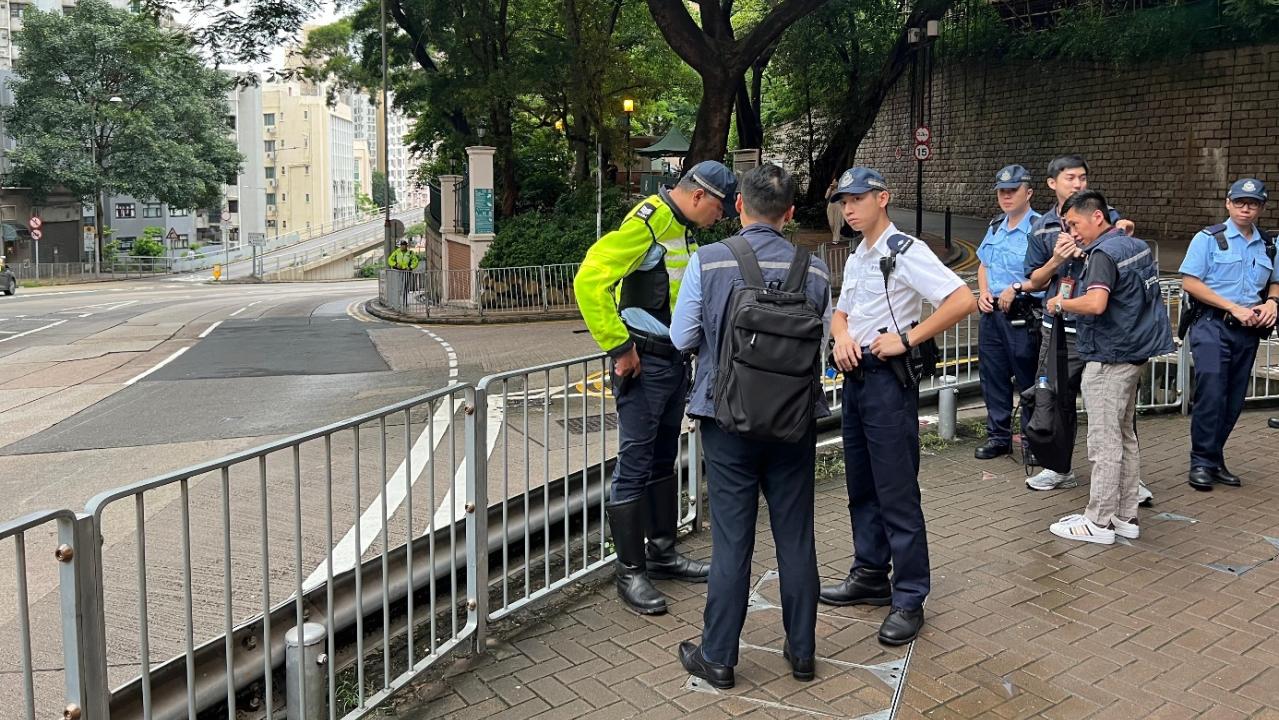 旅監局聯同西區警區進行聯合行動，於薄扶林道附近的上落客點巡查。（旅監局提供）