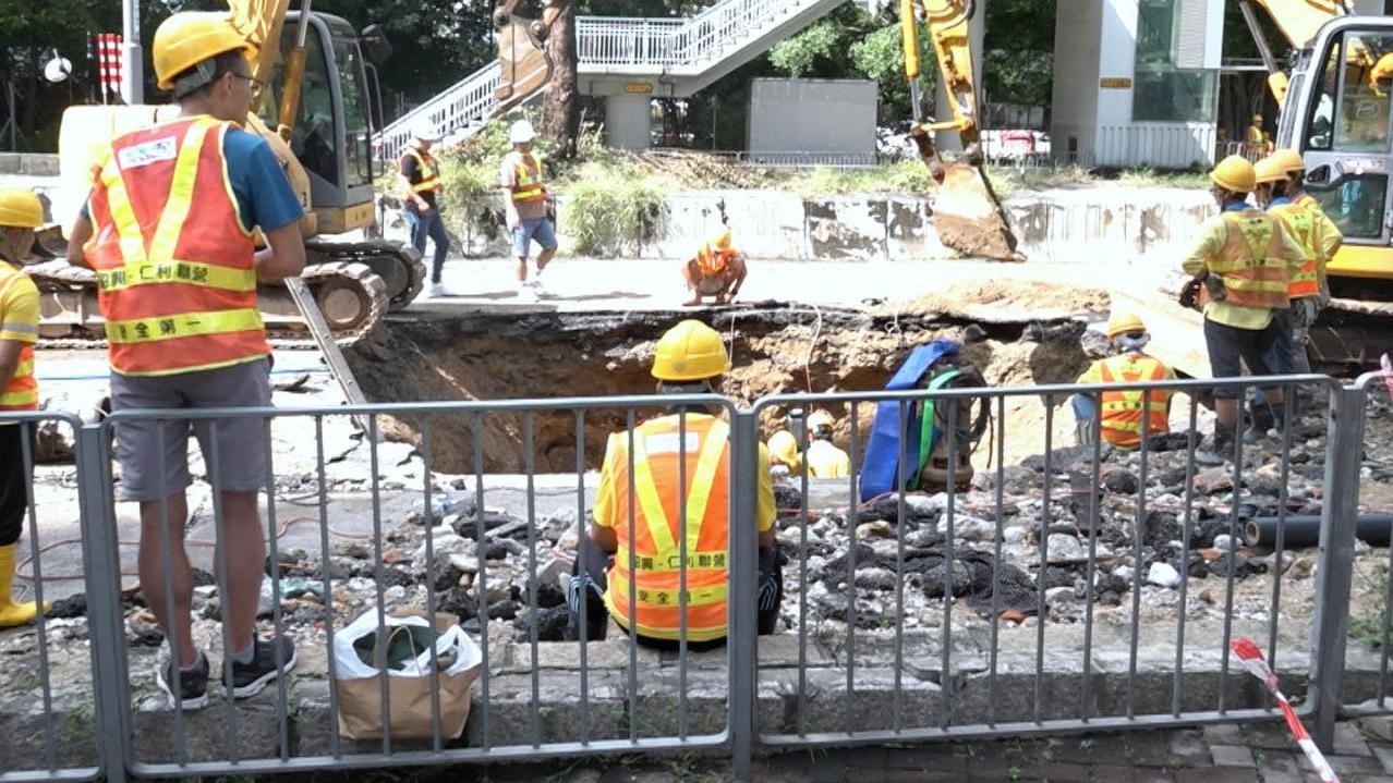 的士墮入水管爆裂路陷坑洞　楊永杰指水管老化加劇促檢查修復