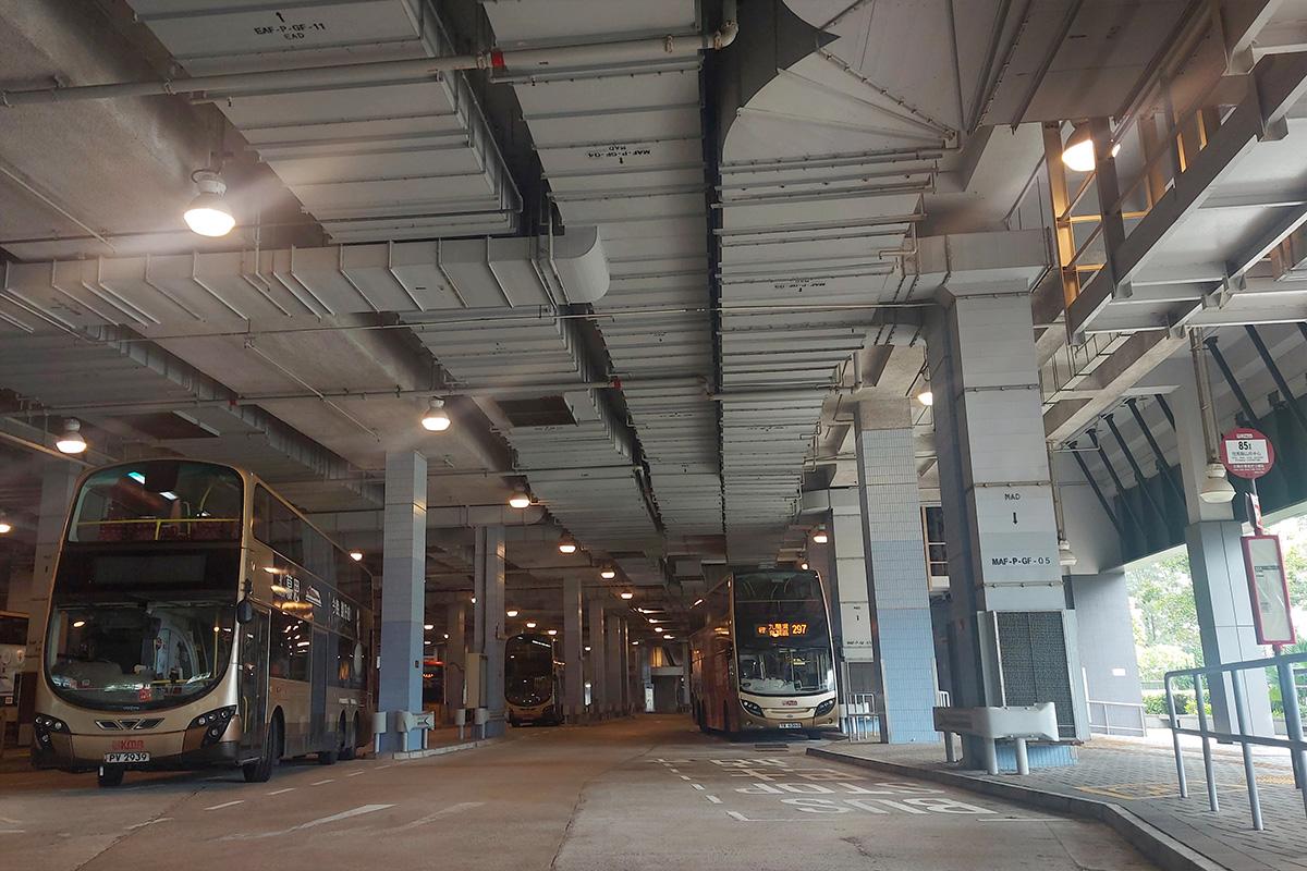 一名男子在紅磡(紅鸞道)公共運輸交匯處上吊身亡。(香港巴士大典用戶Minasakkayarouzeg2圖片)