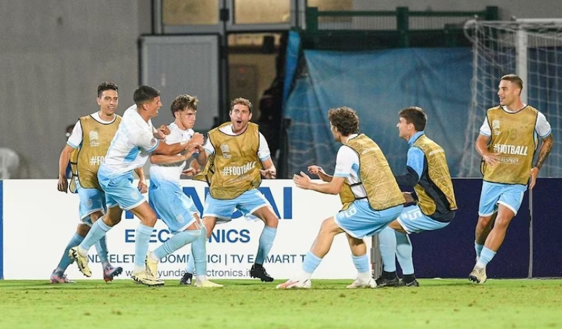 聖馬力諾在歐洲國家聯賽D1組首戰1:0主場擊敗列支敦士登，取得該國歷來首場正式比賽的勝仗，年僅19歲的辛素利成為國家英雄。