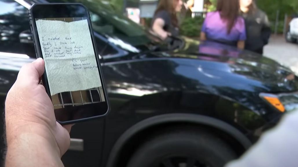 屋主安杜祖展示手機拍下怪男留下的字條。(互聯網)