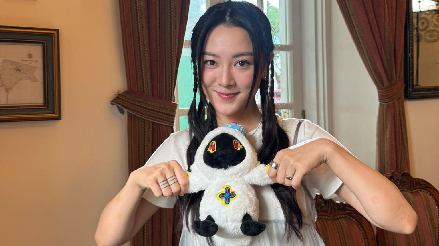 王敏奕聯同營養師Hayley，和澳門YouTuber歡樂馬介休的華浚，帶你到龍爪角海岸徑親親澳門的好山好水。