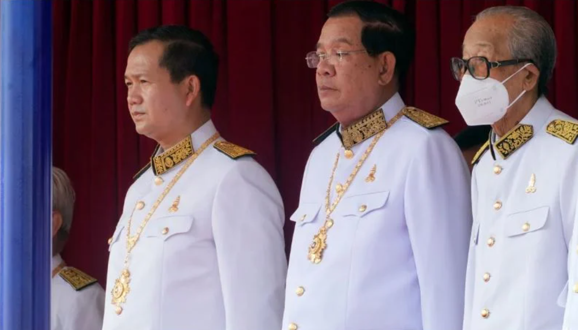 農托恩批評柬埔寨政府領導層，包括總理洪馬內（左）及他的父親、現任參院議長洪森（中）處理社會議題的手法。(美聯社資料圖片)