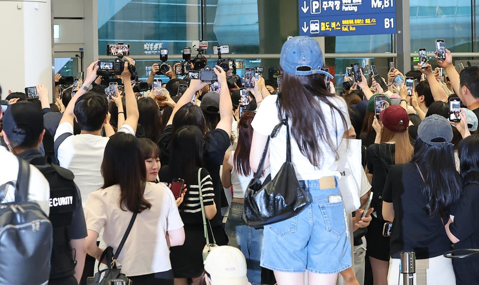 每當有明星或知名公眾人物現身仁川機場，便會吸引大批「粉絲」到來(資料圖片)