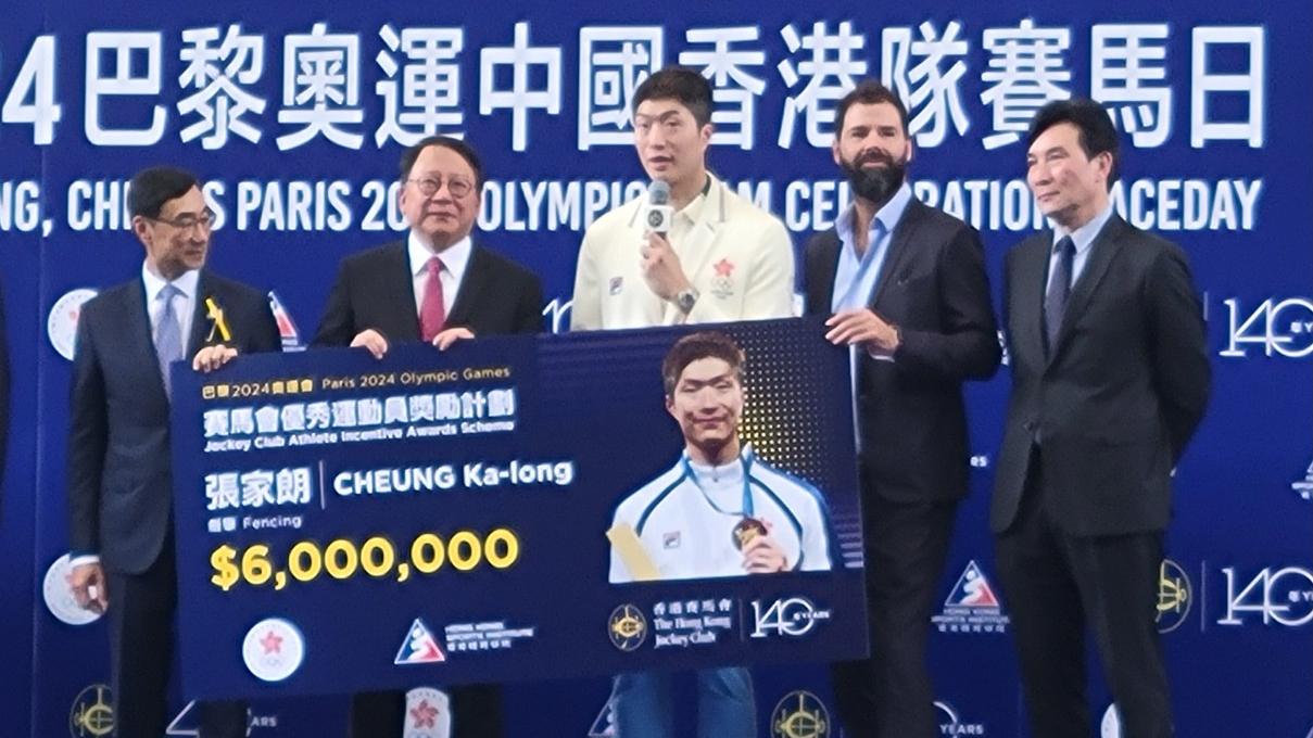 政務司長陳國基(左二)表示，特區政府今年較以往增加向體院的撥款，展現推動體育發展的決心。