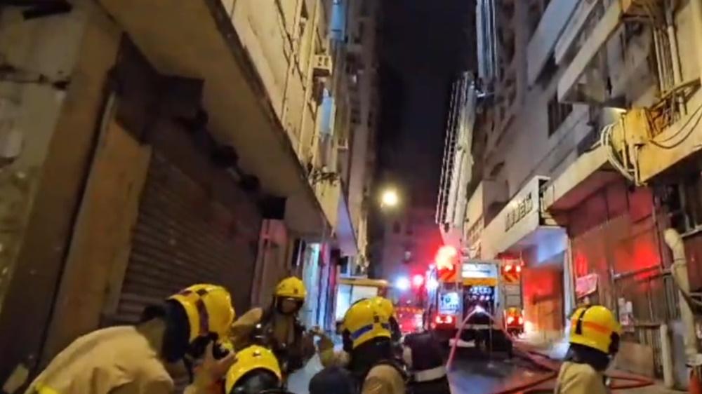 北角住宅大廈冒煙近百人疏散，5人送院包括1兒童。(電視截圖)