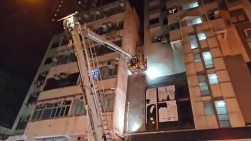 油麻地美籍醉漢意外墮樓，跌落鄰廈平台，消防架雲梯救回。(電視截圖)