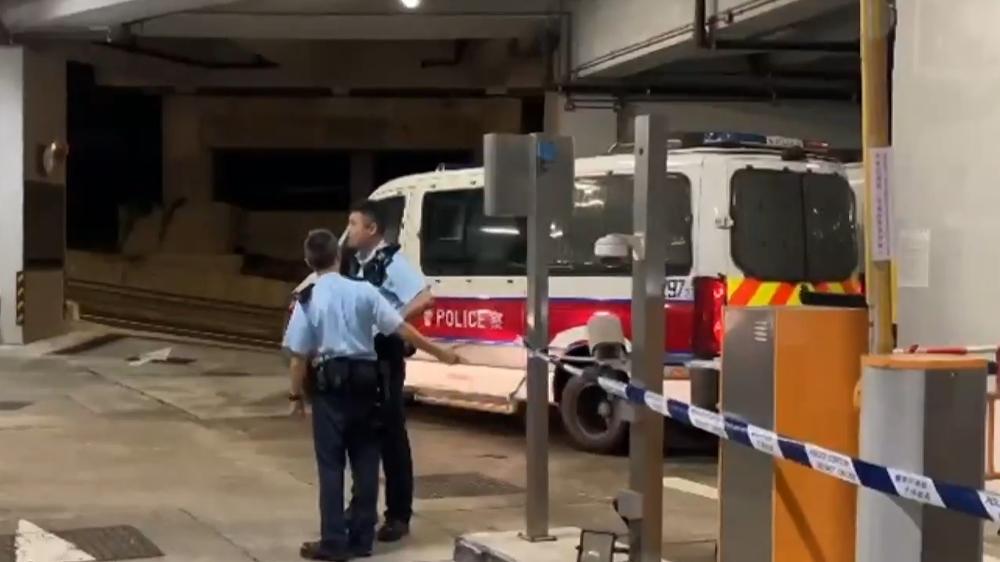 沙田漢遇襲昏迷送院，警員持盾調查，正追緝兩兇徒。(電視截圖)