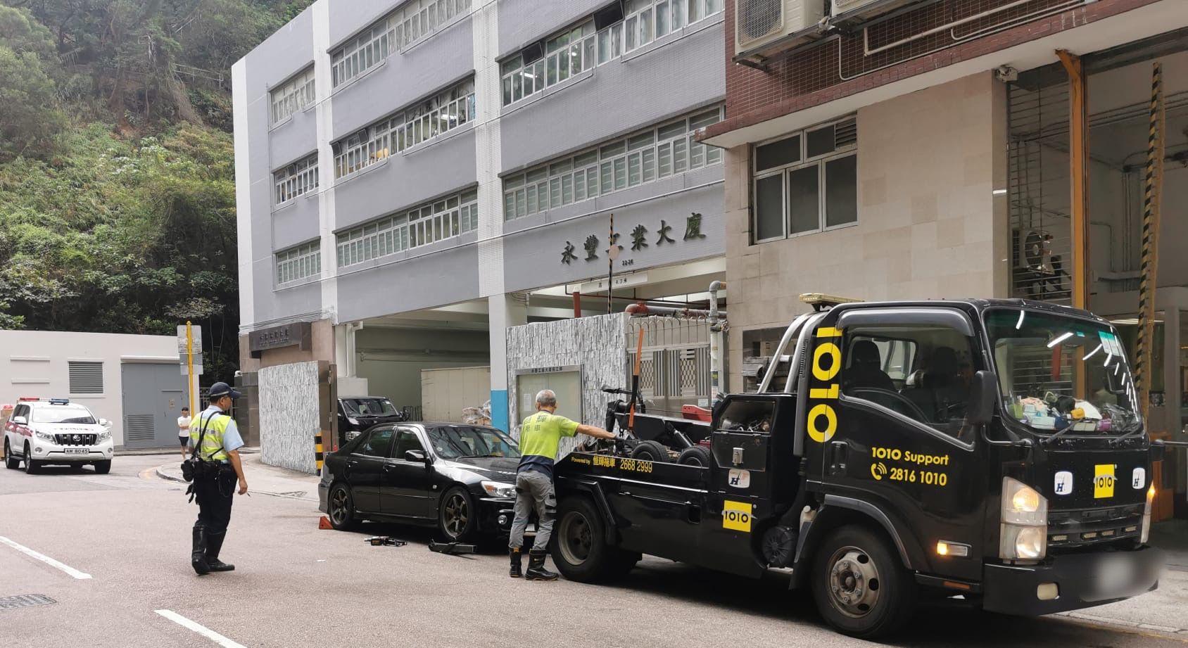 葵青警區一連兩日進行交通日，重點打擊工廠區車輛違泊和電單車佔用停車位。(警方圖片)