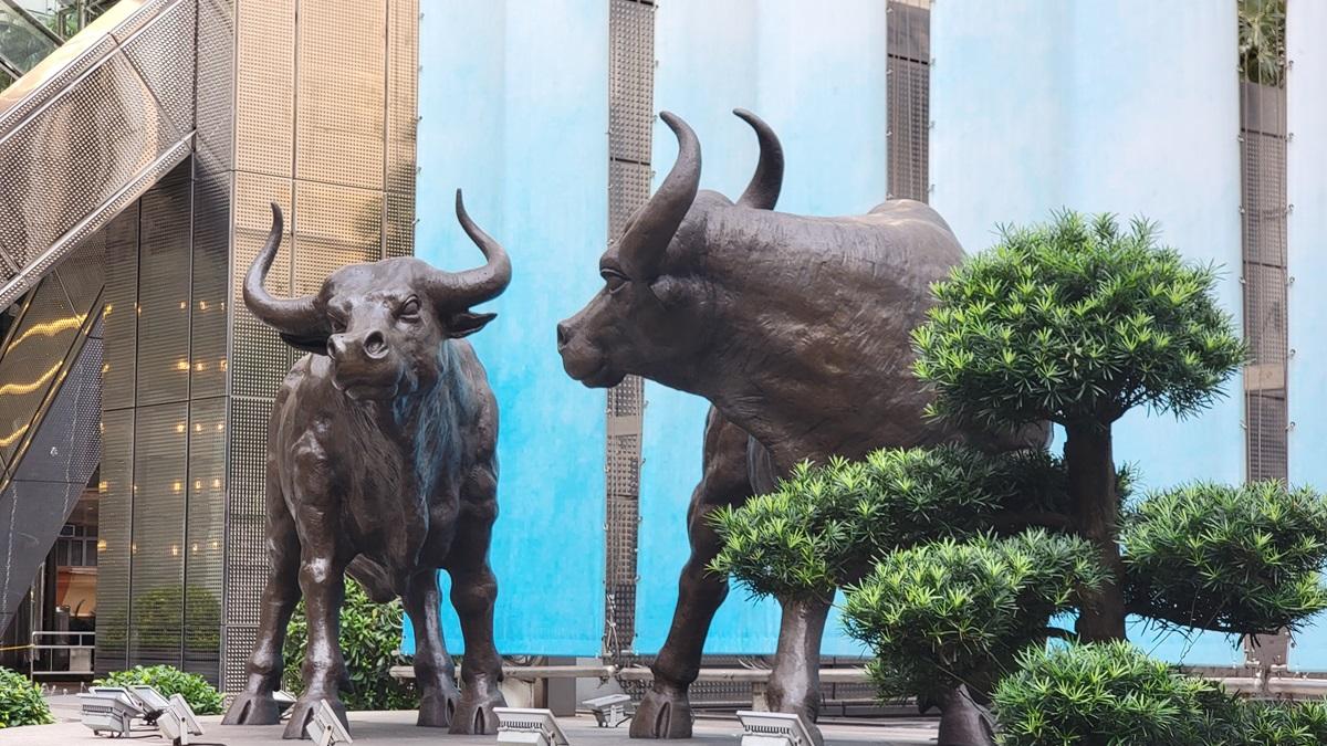 港股大時代｜內地散戶趁國慶假來港開戶：滙豐中銀排長龍！