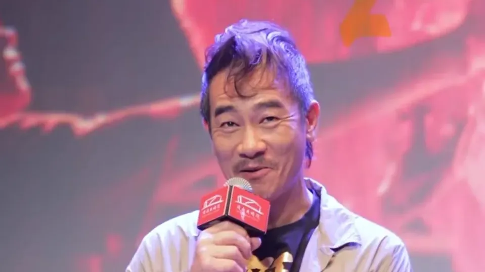 陳小春斷崖式衰老一臉皺紋？ 事隔一個月再極速回春