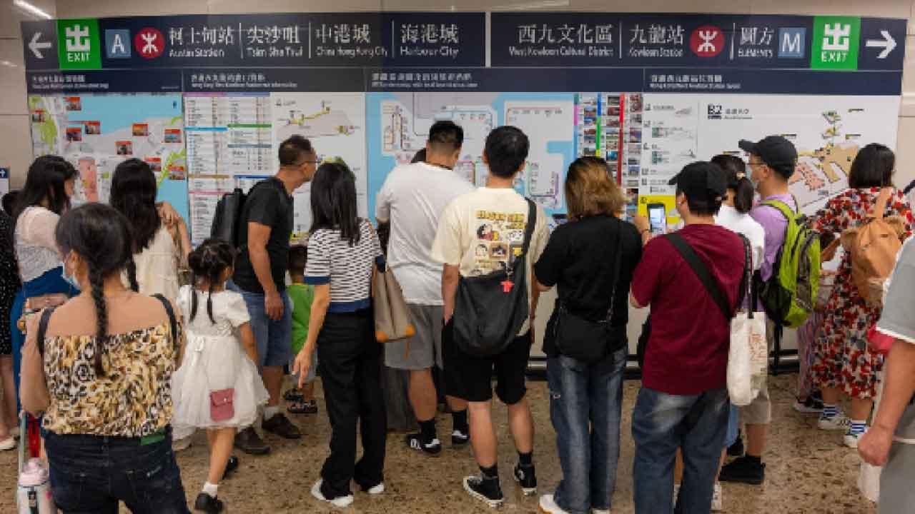 訪港人數創疫後單日新高 黃金周首日22.1萬內地客入境