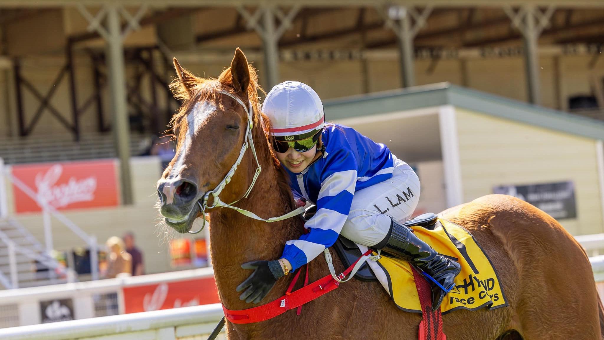 賽馬會見習騎師學員林霖澳洲策騎墮馬，據報頭部受傷。