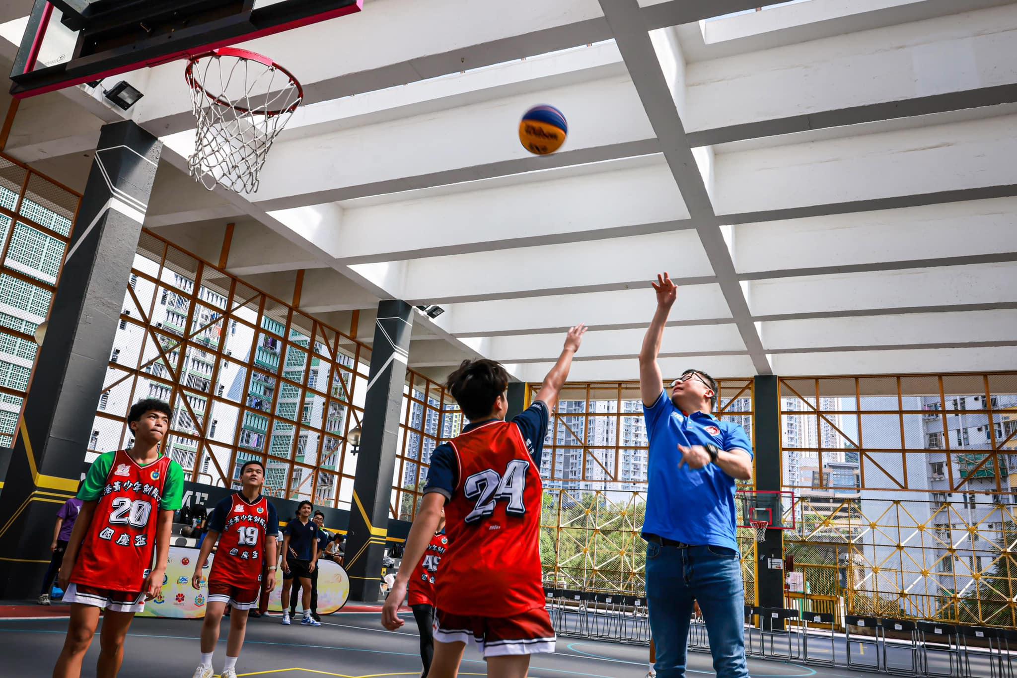 鄧炳強技癢參加「熱血籃球賽」 大讚運動場非常型格｜Ray Online (@fb鄧炳強 Tang Ping Keung)