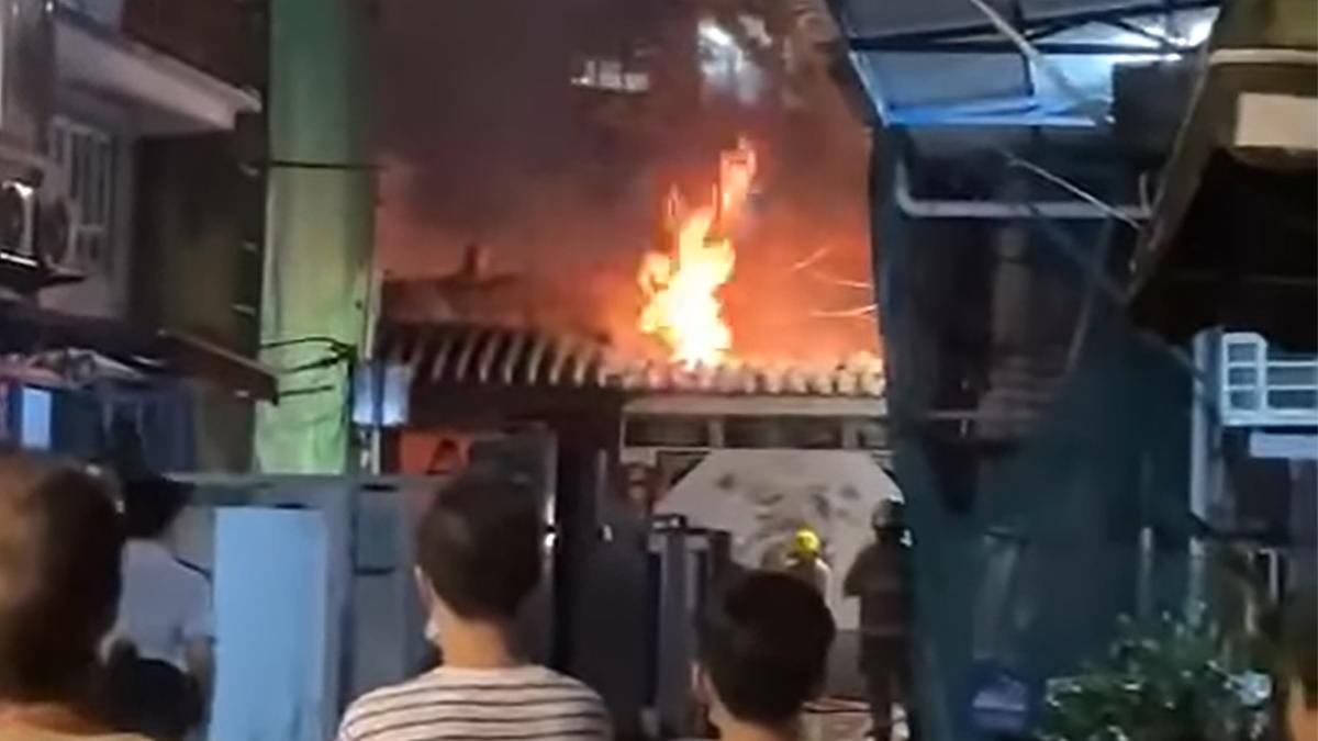 元朗舊墟大王古廟起火。(網民Ringo Yeung@FB群組「元朗鄉約」)