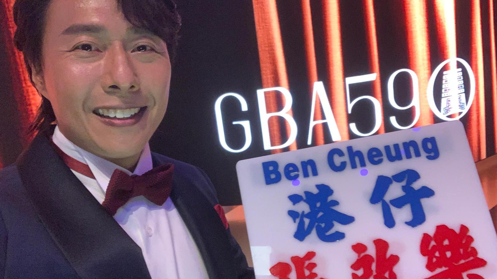 張啟樂小巴牌宣傳香港 稱母曾被台灣人騙很多錢