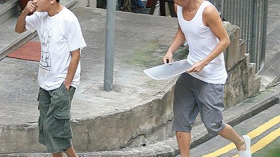 網上有人力資源部門人士提醒，上班勿穿背心底衫引起爭議。(網上圖片)