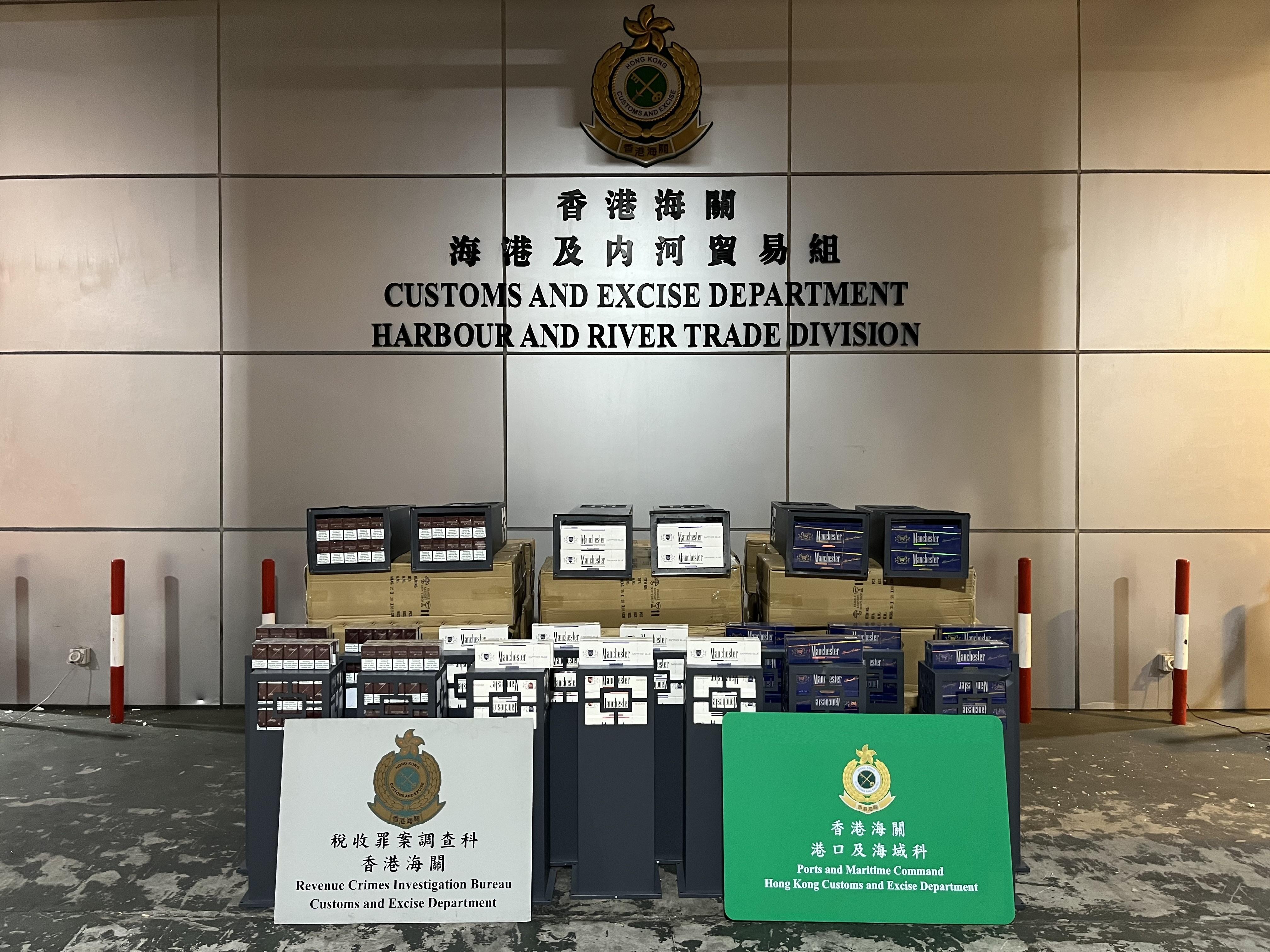香港海關在屯門內河船碼頭偵破4宗走私香煙的案件。圖示部分檢獲的懷疑私煙。(政府新聞處)