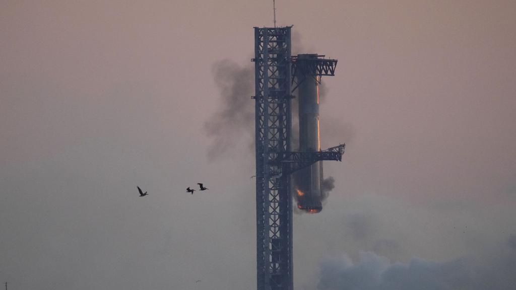 SpaceX星艦第5次發射 發射塔「筷子」成功回收推進器。（美聯社）