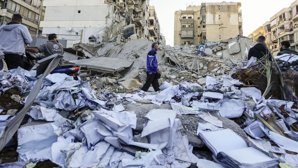 以軍周日晚空襲貝魯特南郊的真主黨據點，造成重大破壞，真主黨文件四散。(美聯社)