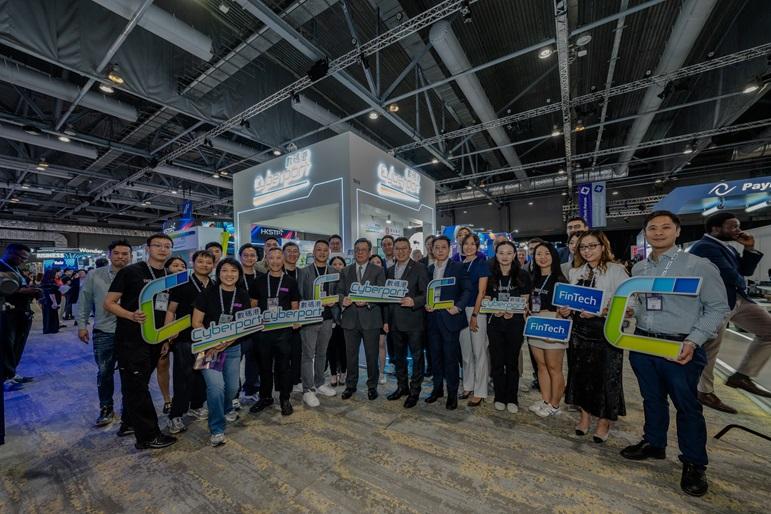 商務及經濟發展局局長丘應樺在香港金融科技周次日，蒞臨數碼港展位與現場初創交 流，體驗各種嶄新的創新科技應用。