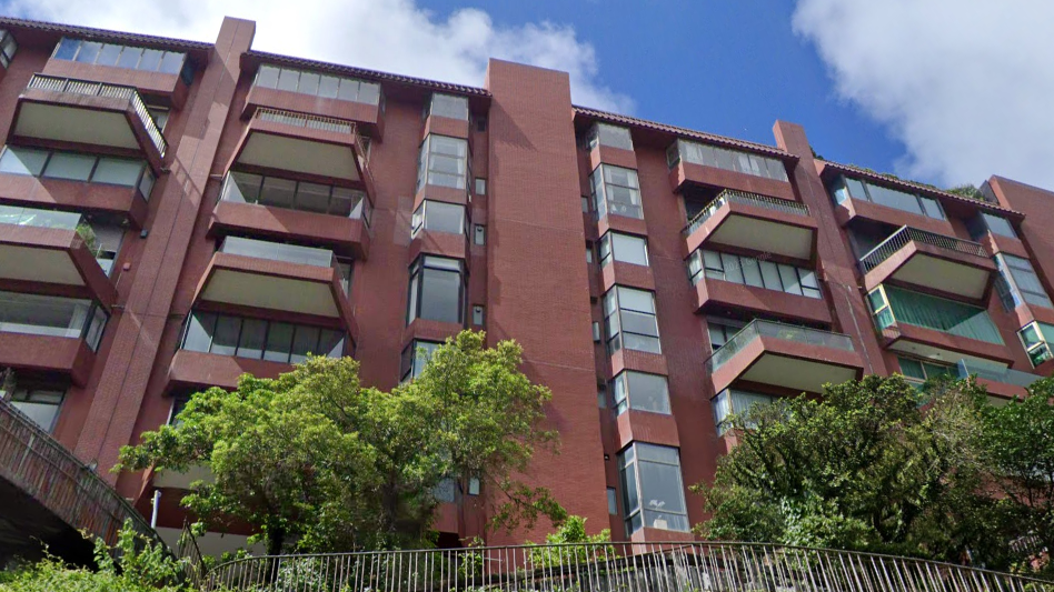 資料指，由彩星集團創辦人陳大河家族持有的山頂白加道超級豪宅Altadena House 四房複式戶，最新以約2.48億元易手。(網上截圖)