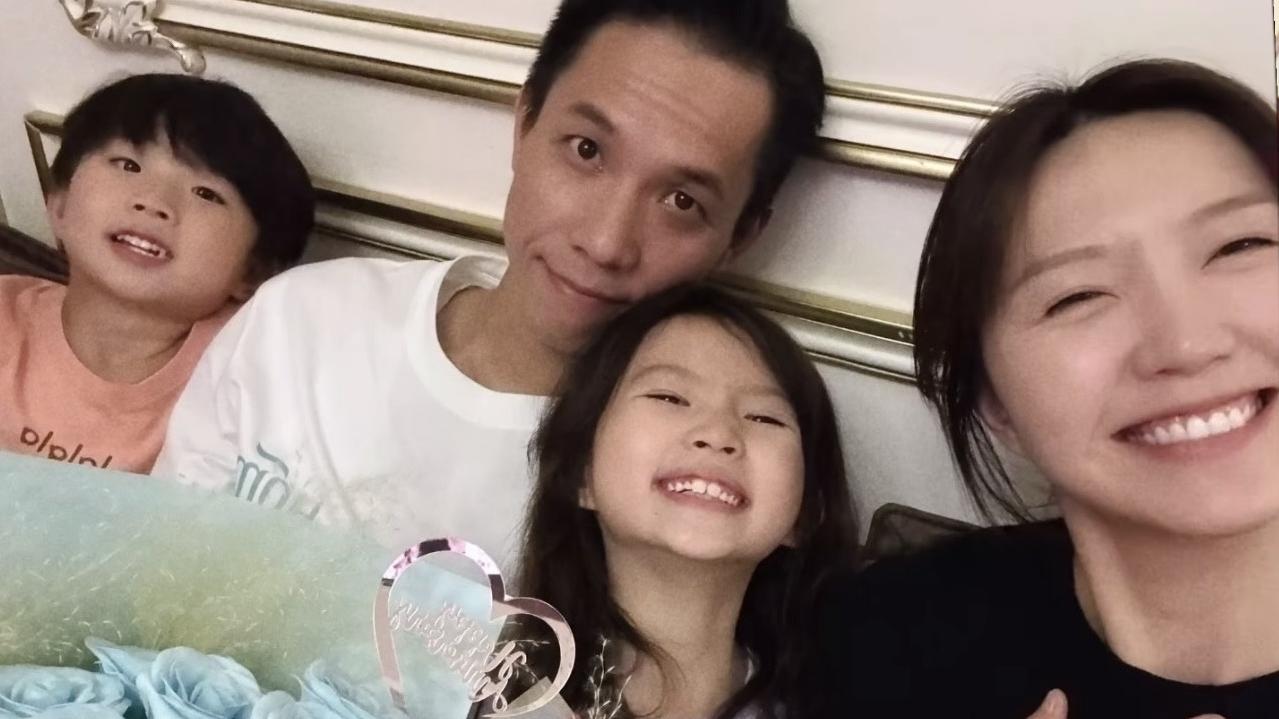 吳若希結婚七周年 老公Alex貼一對手扮十指緊扣自嘲：求生慾望易如反掌