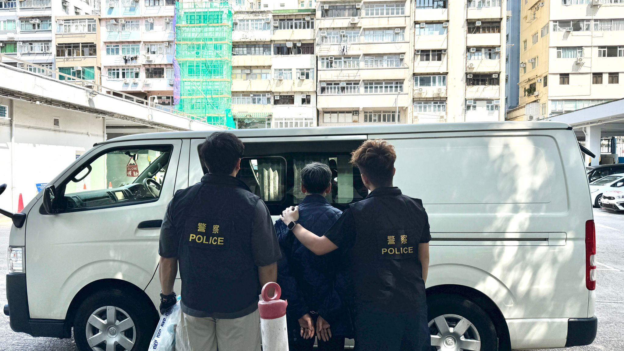 旺角跨部門搗破一非法釣魚機賭場及一毒窟，拘捕14人。(警方圖片)