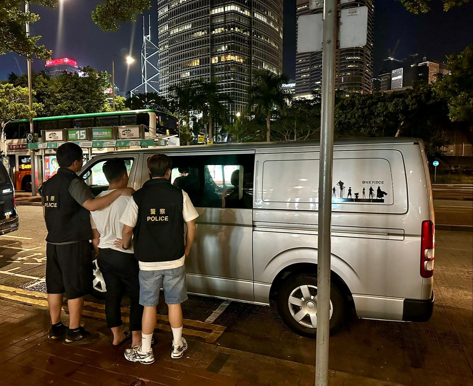 中區警區特別職務隊人員昨晚在區內進行打擊毒品行動，24歲男子被捕。(警方圖片)