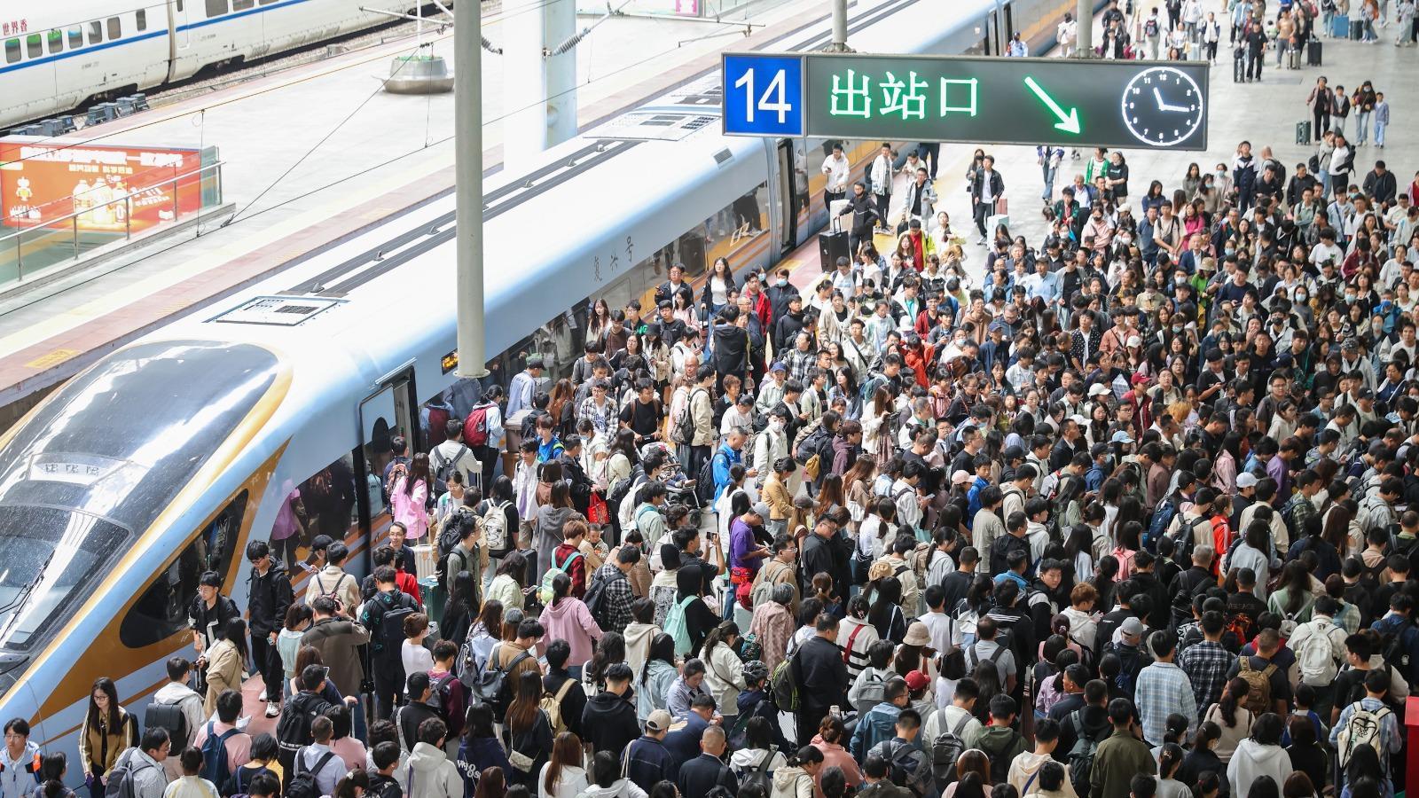 十一黃金周｜內地錄逾1309萬人次出入境　按年增近26%