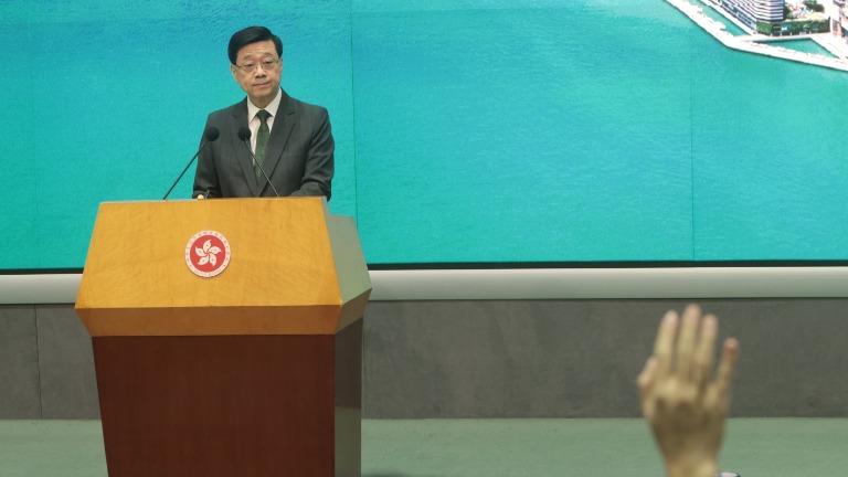 反駁梁振英憂土地供過於求，李家超表示造地和供應是兩回事。(中通社)