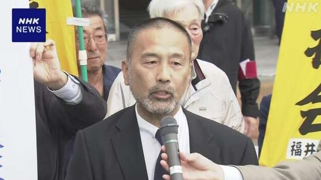 前川彰司周三在法院外受訪。(互聯網)