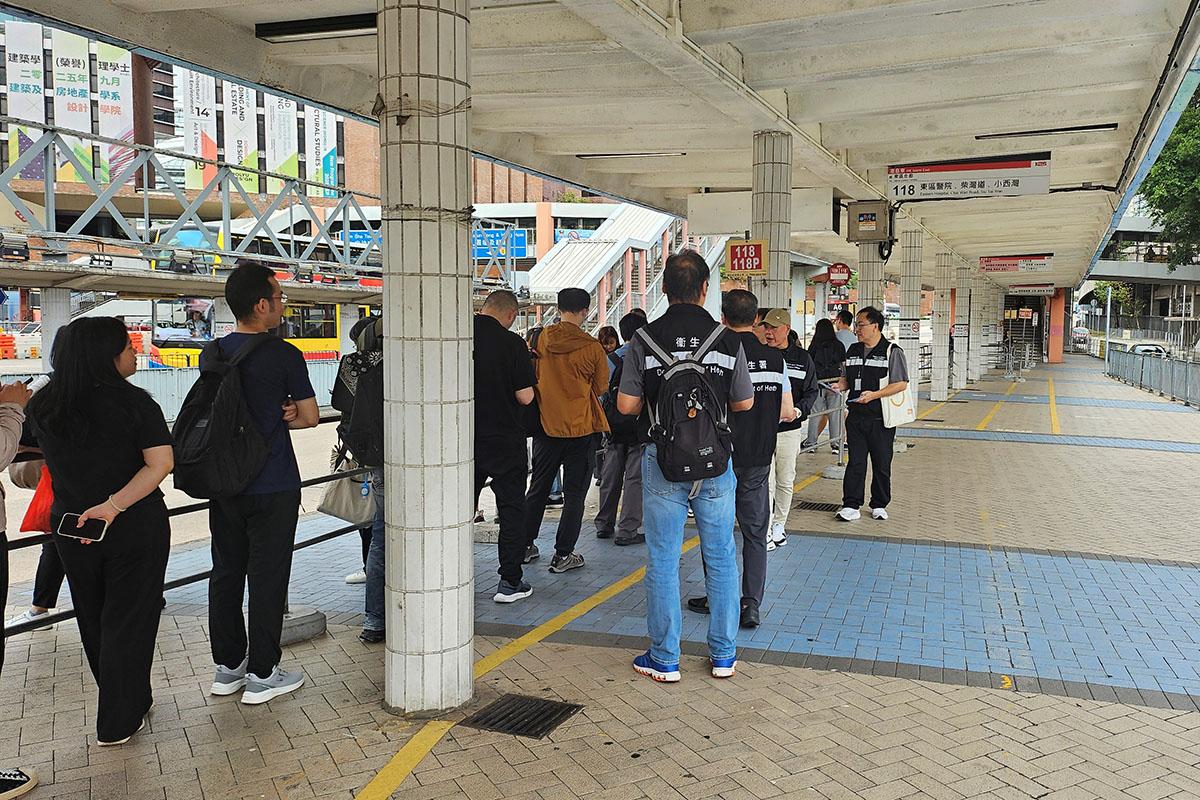 控煙酒辦人員巡查海底隧道巴士轉乘處。(政府新聞處)