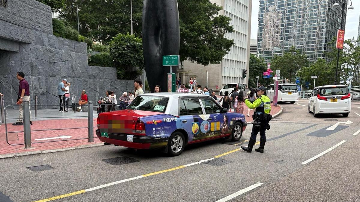 警方在花園道山頂纜車站加強執法。(警方圖片)