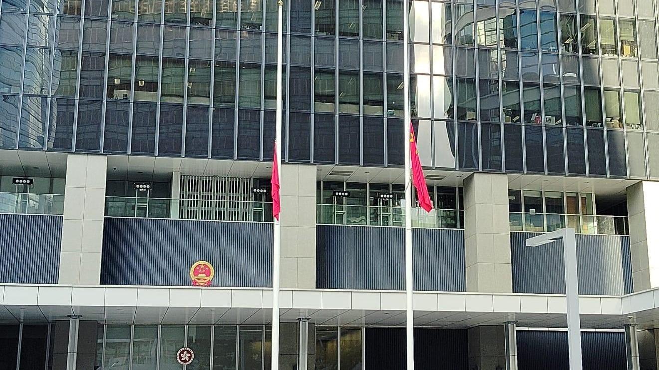 吳邦國遺體今日火化，香港特區政府總部今早8時下半旗致哀。（港台圖片）