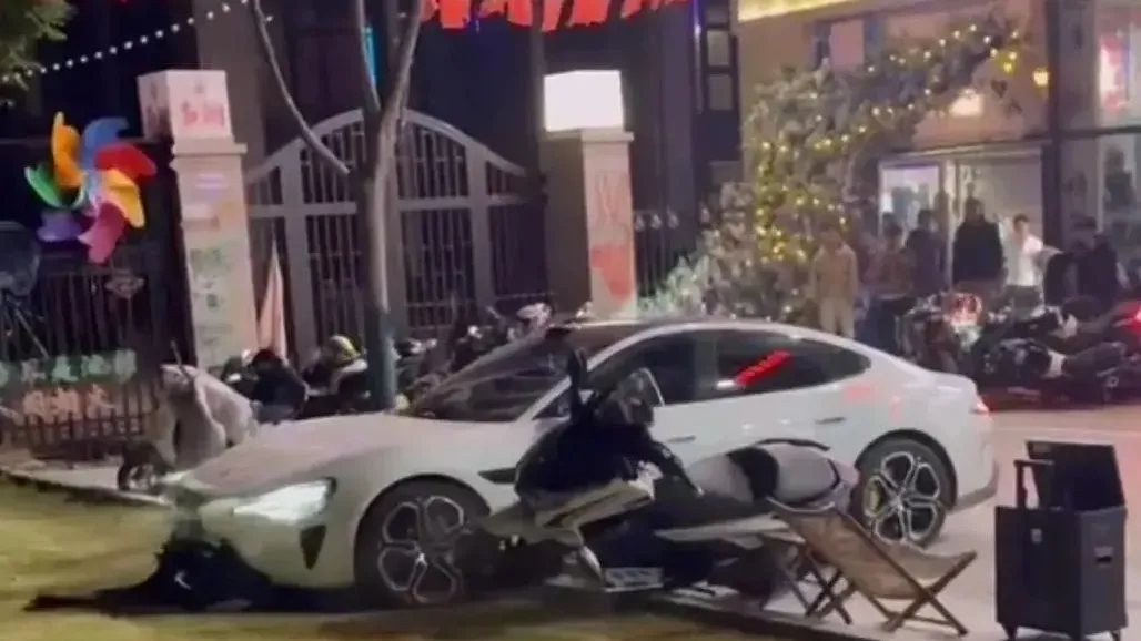 江蘇男曬新車反被奚落　捅死一人後瘋狂亂撞電單車