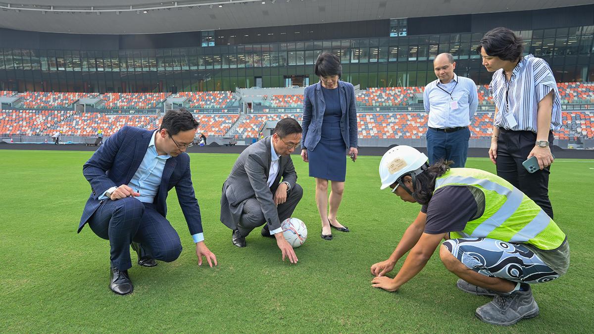 楊潤雄(左二)等視察啟德體育園。(政府新聞處)