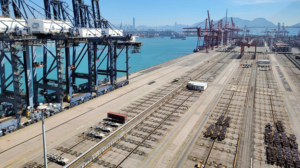 本港貨櫃碼頭貨物吞吐量去年首次跌出世界十大港口之列。(資料圖片／林俊源攝)