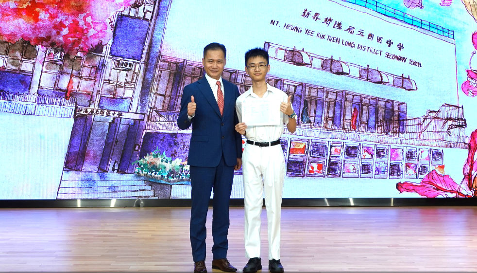 「遲來的狀元」為新界鄉議局元朗區中學中六畢業生黃靖康，目前就讀中大「環球醫學領袖培訓專修組別」。(新界鄉議局元朗區中學圖片)