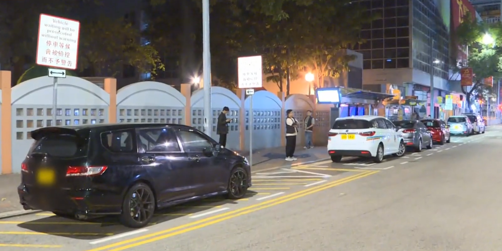 警方灣仔路障截可疑私家車，檢逾2萬元毒品，男司機被捕。(有線新聞截圖)