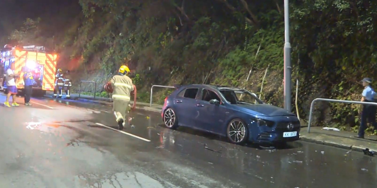 警方今日(4日)凌晨接獲報案，指發現停泊在柴灣連城道的私家車起火。(有線新聞截圖)