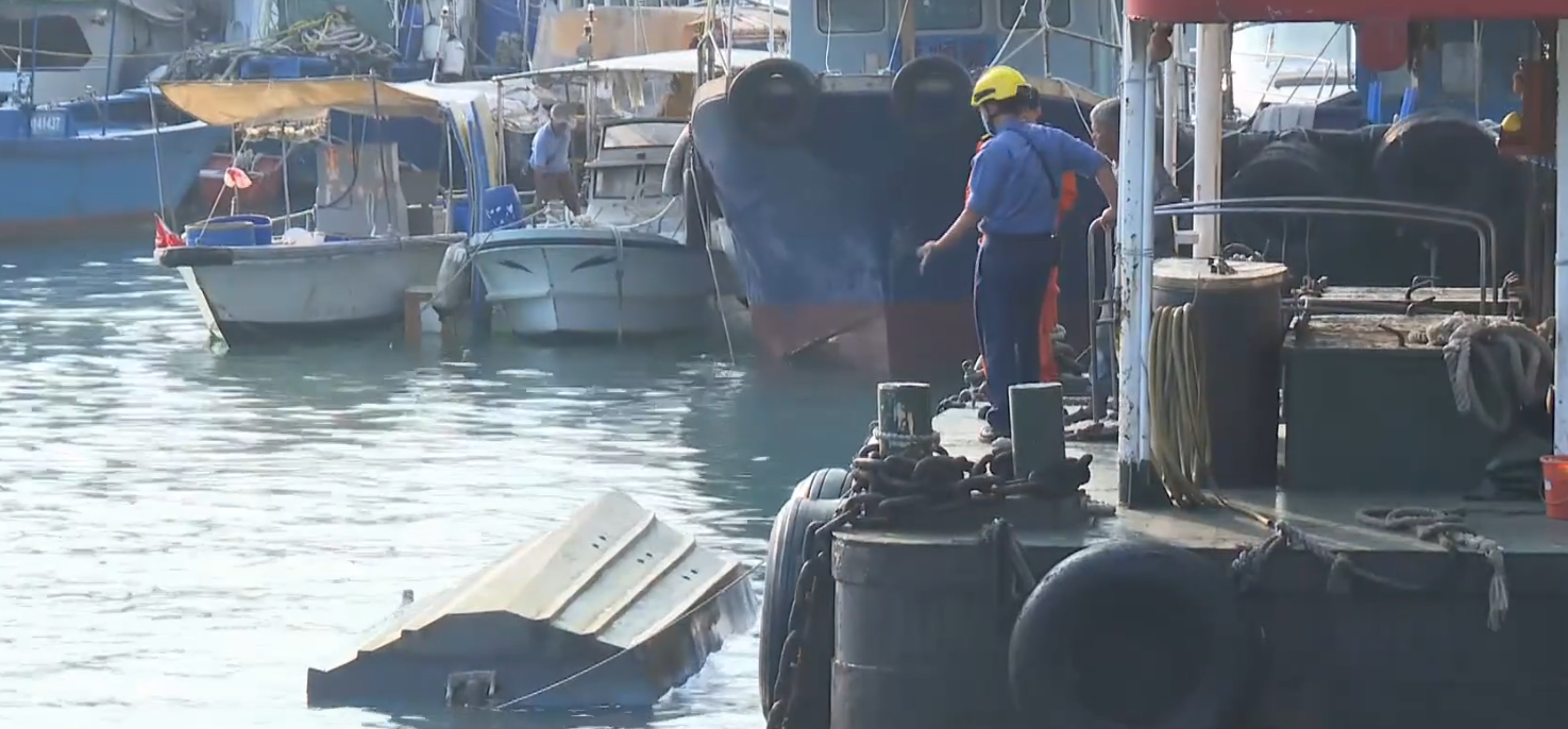  香港仔避風塘有一艘木船翻側，救援人員接報趕至救起一名男子，他獲救時昏迷，最終不治(有線新聞截圖)